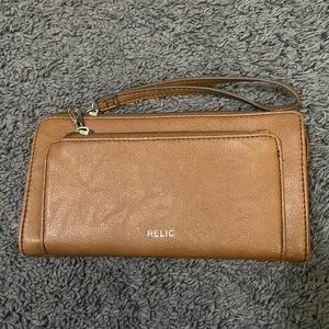 NWOT Relic wristlet wallet